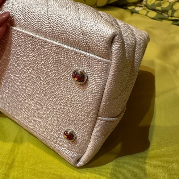 Chanel pearlescent white coco handle medium/large size. - Picture 13 of 16
